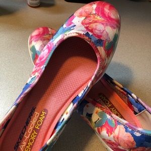 Sketchers floral print skimmers w/memory foam SZ 9